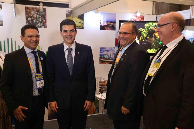 O governador Helder Barbalho participou nesta quarta-feira (10), em Brasília (DF), da programação da XXII Marcha a Brasília em Defesa dos Municípios, que reúne gestores de todo o País durante esta semana. Helder Barbalho também visitou o estande da Federação das Associações de Municípios do Estado do Pará (Famep).

FOTO: JAILSON SAM / DIVULGAÇÃO
DATA: 10.04.2019
BRASÍLIA - DF <div class='credito_fotos'>Foto: Jailson Sam / Divulgação   |   <a href='/midias/2019/originais/014eef92-e1ad-4b6f-b54b-97766b55ecd9.jpg' download><i class='fa-solid fa-download'></i> Download</a></div>