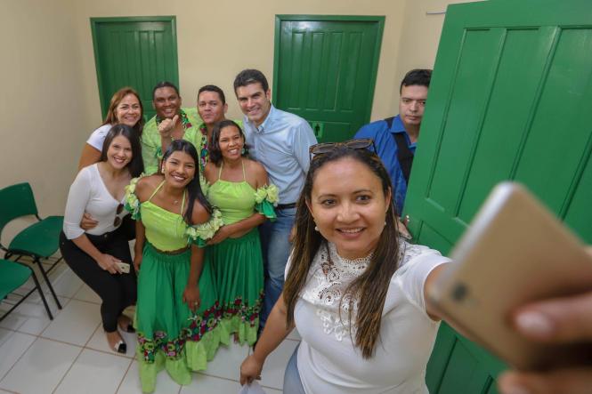 O governador do Pará, Helder Barbalho, e o vice-governador, Lúcio Vale, entregaram, no final da manhã deste sábado (16), 261 títulos de terra para produtores rurais de 18 municípios da região nordeste do Estado, reunidos na cidade de Moju. A solenidade ocorreu no Auditório Municipal Lourival Cristo, no Centro, na presença da prefeita Nilma Lima, vereadores, secretários de Estado, deputados estaduais, federais, e da população mojuense. 

FOTO: MARCO SANTOA / AGÊNCIA PARÁ
DATA: 16.03.2019
MOJU - PA <div class='credito_fotos'>Foto: Marco Santos / Ag. Pará   |   <a href='/midias/2019/originais/0157c7ca-6a54-4f94-ab7d-4ff1f79c47f7.jpg' download><i class='fa-solid fa-download'></i> Download</a></div>