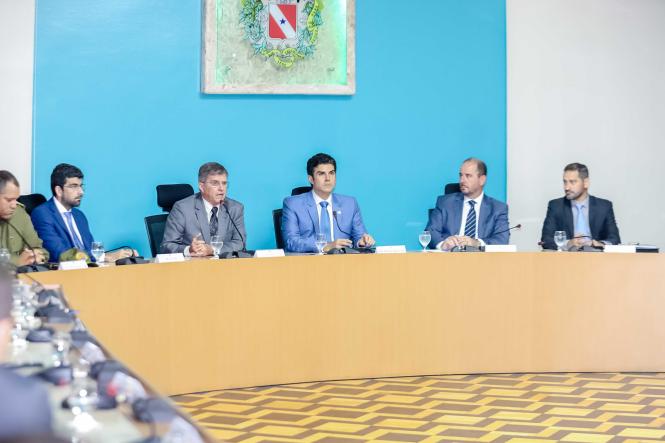 O general Guilherme Theophilo, titular da Secretaria Nacional de Segurança Pública (Senasp), desembarcou hoje ao Pará e apresentou ao governador Helder Barbalho e representantes dos órgãos do Sistema de Segurança Pública (SISP) o Programa Nacional de Enfrentamento à Criminalidade Violenta, que terá início nos próximos meses e, assim como ocorre no planejamento do governo do Pará, o programa federal também une o uso das forças policiais com ações de governo que efetivamente atuem no prevenção à criminalidade. A reunião teve ainda a participação de representantes dos poderes legislativos estadual e federal, e da Prefeitura de Ananindeua, um dos 7 municípios escolhidos pelo Governo Federal para receber o programa nacional.

FOTO: MARCO SANTOS / AGÊNCIA PARÁ
DATA: 07.03.2019
BELÉM - PA <div class='credito_fotos'>Foto: Marco Santos / Ag. Pará   |   <a href='/midias/2019/originais/01700260-470a-4ce2-bdb3-0131d7e1e23d.jpg' download><i class='fa-solid fa-download'></i> Download</a></div>