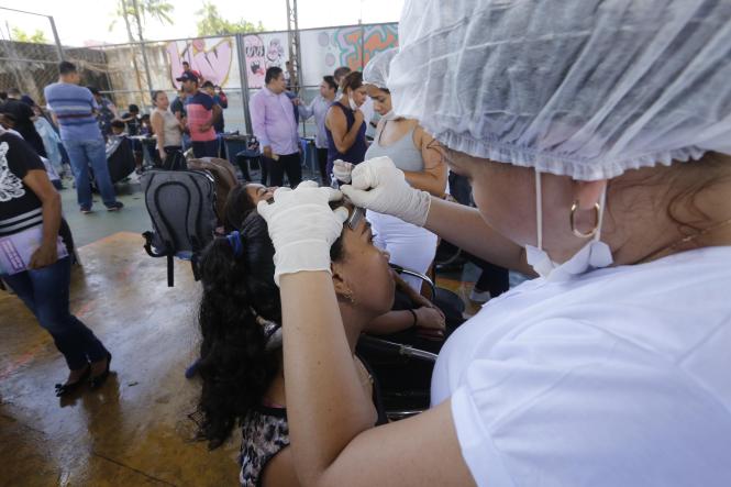 A Escola Estadual de Ensino Fundamental e Médio Madre Imaculada, em Santarém, transformou-se em um grande centro de serviços direcionados à população nesta quinta-feira (21). É que hoje foi dia da Ação Cidadania do Programa ParáPaz, que faz parte da programação do Governo Por Todo o Pará. 

FOTO: MARCO SANTOS / AGÊNCIA PARÁ
DATA: 21.03.2019
SANTARÉM - PA <div class='credito_fotos'>Foto: Marco Santos / Ag. Pará   |   <a href='/midias/2019/originais/018bfa46-1419-40d8-83ff-09a580a7e650.jpg' download><i class='fa-solid fa-download'></i> Download</a></div>