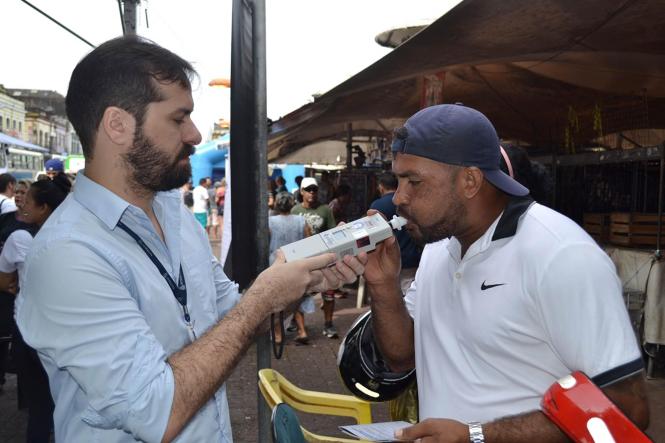 O Departamento de Trânsito do Estado do Pará (Detran) participou, na manhã desta quarta-feira (27), da Ação Social Integrada da Cidadania em comemoração aos 392 anos do Ver-o-Peso, uma realização do Governo do Estado do Pará. O órgão marcou presença por meio da sua Coordenadoria de Educação de Trânsito, orientando a população quanto à legislação e dando uma amostra do trabalho desenvolvido nas ruas.

FOTO: ASCOM / DETRAN
DATA: 27.03.2019
BELÉM - PA <div class='credito_fotos'>Foto: ASCOM / DETRAN   |   <a href='/midias/2019/originais/01be79a5-5ccf-4a4b-8150-4a08f0aaaf26.jpg' download><i class='fa-solid fa-download'></i> Download</a></div>
