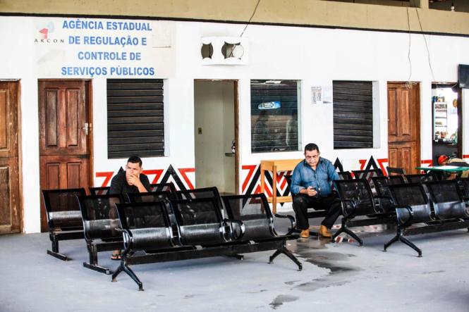 Na manhã desta quarta-feira (23), após reunião na sede do Fórum de Salvaterra, no Arquipélago do Marajó, a Agência de Regulação e Controle de Serviços Públicos (Arcon), o Ministério Público e as empresas Henvil; Arapari Navegação e Banav assinaram um Termo de Ajustamento de Conduta (TAC), que consiste na readequação do porto Camará, porta de entrada e saída da região do Marajó. 

FOTO: MAYCON NUNES/AG. PARÁ
DATA: 23.01.2019
SALVATERRA - PARÁ <div class='credito_fotos'>Foto: Maycon Nunes / Ag. Pará   |   <a href='/midias/2019/originais/01dee762-68fe-48ad-ba77-52d102185d9d.jpg' download><i class='fa-solid fa-download'></i> Download</a></div>