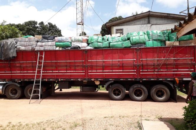Servidores da Secretaria da Fazenda do Pará (Sefa), lotados na Coordenação de Mercadorias em Trânsito de Carajás, com sede em Marabá, no sudeste do Estado, apreenderam na quarta-feira (20), 300 fardos de carga transportada irregularmente sem nota fiscal.

FOTO: ASCOM / SEFA
DATA: 21.03.2019
MARABÁ -PA <div class='credito_fotos'>Foto: ASCOM / SEFA   |   <a href='/midias/2019/originais/01f00c2c-f0a0-4262-8e37-e01fe6703933.jpg' download><i class='fa-solid fa-download'></i> Download</a></div>