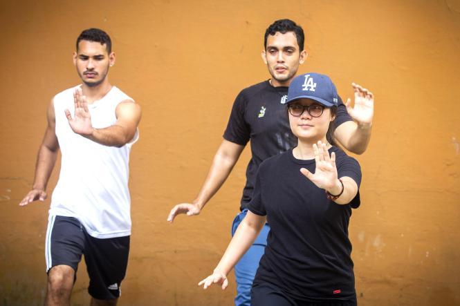 Aulas de Tai Chi Chuan, ministradas pela professora chinesa voluntária, Yang Xiaolei, na sede do Instituto Confúcio, em parceria com a Uepa, em Belém.



FOTO: NAILANA THIELY

DATA: 22.03.2019

BELÉM-PARÁ <div class='credito_fotos'>Foto: Nailana Thiely / Ascom Uepa   |   <a href='/midias/2019/originais/020adc73-84ef-4ddf-bc01-c9c115d4e461.jpg' download><i class='fa-solid fa-download'></i> Download</a></div>