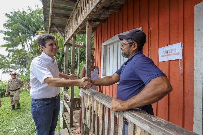 Acompanhado por secretários de Estado, deputados e técnicos da Secretaria de Estado de Trasportes (Detran), do Conselho Regional de Engenharia (Crea-PA) e do Corpo de Bombeiros, o governador Helder Barbalho vistoriou, na manhã deste sábado (26), a ponte Rio Moju, localizada no quilômetro 48 da Alça Viária. A estrutura, que é a segunda no sentido de quem vai de Moju para Belém, apresenta problemas de corrosão e de desgaste em pilares e estacas, além de uma dilatação um pouco maior do que o habitual entre dois blocos de concreto que compõem as pistas de rolamento. A situação tem preocupado moradores da área e usuários da ponte.

FOTO: MARCO SANTOS / AGÊNCIA PARÁ
BELÉM - PARÁ
DATA; 26.01.2019 <div class='credito_fotos'>Foto: Marco Santos / Ag. Pará   |   <a href='/midias/2019/originais/020bf6fa-7001-4942-9096-e035022a8196.jpg' download><i class='fa-solid fa-download'></i> Download</a></div>