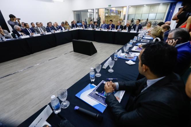 O Governo do Pará vai revisar as concessões de incentivos fiscais a empresas que já operam no Estado, para saber de que maneira esses benefícios estão impactando diretamente na geração de emprego e renda para a população paraense. Além disso, o Executivo deve enviar à Assembleia Legislativa, nos próximos dias, Projeto de Lei que moderniza as leis tributárias. As ações, anunciadas pelo governador Helder Barbalho na manhã desta segunda-feira (18), durante reunião com os representantes dos órgãos que compõem o sistema "S", na sede do Serviço Brasileiro de Apoio às Micro e Pequenas Empresas (Sebrae), representam as medidas que o Pará está adotando para favorecer o ambiente de negócios no Estado.  

 FOTO: MARCELO SEABRA / AGÊNCIA PARÁ
DATA: 18.03.2019
BELÉM - PA <div class='credito_fotos'>Foto: Marcelo Seabra / Ag. Pará   |   <a href='/midias/2019/originais/0219889c-2881-4e15-8e2c-d84801e5e709.jpg' download><i class='fa-solid fa-download'></i> Download</a></div>