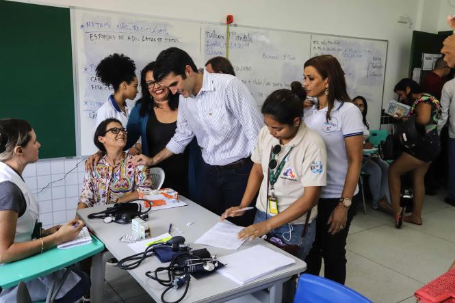 Seguindo agenda do programa "Governo por todo o Pará", o governador Helder Barbalho esteve, na manhã desta quarta-feira (3), em Parauapebas, distante cerca de 120 quilômetros de Marabá, atual sede administrativa do Estado. Ele participou da Ação de Cidadania promovida pelo ParáPaz, na Escola Municipal Nelson Mandela, no bairro Tropical, e visitou obras do Estado que estão em andamento no município, como a nova sede do ParáPaz e a Escola Estadual Irmã Dulce.

FOTO MARCO SANTOS / AGENCIA PARA
DATA 03.04.2019
PARAUAPEBAS - PARA <div class='credito_fotos'>Foto: Marco Santos / Ag. Pará   |   <a href='/midias/2019/originais/021d5bca-48b7-485c-b456-04bbcea73e24.jpg' download><i class='fa-solid fa-download'></i> Download</a></div>