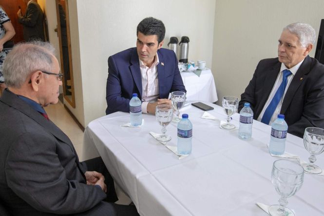 Durante agenda no Pará, nesta quarta (24) e quinta-feira (25), o secretário Especial de Assuntos Estratégicos da Presidência da República, o general reformado do Exército Maynard Marques de Santa Rosa, esteve com autoridades do Estado, membros da iniciativa privada, da academia e da sociedade civil para apresentar a minuta do decreto que irá criar o Grupo de Trabalho Interministerial (GTI) para o planejamento e execução do Programa Barão do Rio Branco (PBRB). Um dos compromissos foi o encontro com o governador Helder Barbalho, nesta quinta.

FOTO: MARCO SANTOS / AGÊNCIA PARÁ
DATA: 25.04.2019
BELÉM - PARÁ <div class='credito_fotos'>Foto: Marco Santos / Ag. Pará   |   <a href='/midias/2019/originais/021f0ce2-7446-4587-a3e7-8a30fca16105.jpg' download><i class='fa-solid fa-download'></i> Download</a></div>