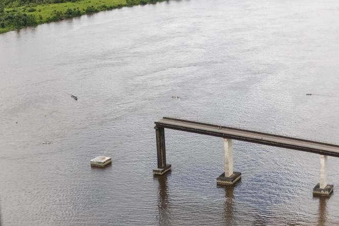 O governador Helder Barbalho convocou, neste sábado (6), representantes de diversos órgãos da segurança pública para discutir ações para acelerar o resgate as vítimas do acidente ocorrido na ponte sobre o Rio Moju, ocorrido nesta madrugada. A ponte em questão é a terceira (no sentido de saída de Belém) do complexo de quatro pontes da Alça Viária, localizada na rodovia PA-483. Ela desabou após uma balsa ter batido um de seus pilares. Dois veículos que passavam na via no momento da colisão, caíram no rio. 

FOTO: FERNANDO ARAÚJO / AGÊNCIA PARÁ
DATA: 06.04.2019
MOJU - PA <div class='credito_fotos'>Foto: Fernando Araújo/Ag. Pará   |   <a href='/midias/2019/originais/022918f8-946f-407c-9b3b-ba1b6a98c9ae.jpg' download><i class='fa-solid fa-download'></i> Download</a></div>