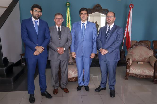 A portaria do Ministério de Estado da Justiça e Segurança Pública determinando a vinda da Força Nacional ao Párá já está pronta e com publicação prevista no Diário Oficial da União para o próximo dia 23. Nesta data 200 agentes e 40 viaturas da Força Nacional serão deslocados ao Pará, com previsão de chegada em 25 de março. A confirmação ao governador do Pará, Hélder Barbalho, foi feita nesta quinta-feira, 7, pelo general Guilherme Theophilo, secretário nacional de segurança pública, que veio ao Pará apresentar também ao governador as diretrizes do Programa Nacional de Enfrentamento à Criminalidade Violenta.

FOTO: MARCO SANTOS / AGÊNCIA PARÁ
DATA: 07.03.2019
BELÉM - PA <div class='credito_fotos'>Foto: Marco Santos / Ag. Pará   |   <a href='/midias/2019/originais/0255d100-b0e5-4635-84b8-caea865e85d7.jpg' download><i class='fa-solid fa-download'></i> Download</a></div>