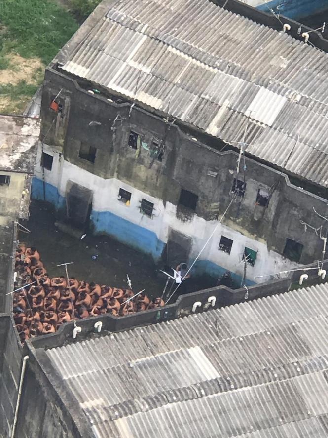 O balanço final das revistas realizadas em 19 casas penais do Estado, durante a segunda-feira (14), aponta a apreensão de 79 celulares, 115 armas brancas, uma arma de fogo, 66 garrafas de bebidas alcoólicas e dois rádios de comunicação, além de drogas. A ação fez parte da Operação Opus, realizada pela Superintendência do Sistema Penitenciário do Estado (Susipe), com apoio da Polícia Militar, que destacou mais de 300 homens para as ações e, só para Marituba e Santa Izabel, 128 policiais. As revistas foram simultâneas em todas as casas penais atendidas com as ações.

FOTO: AKIRA ONUMA/SUSIPE
DATA: 15.01.2019
BELÁM - PARÁ <div class='credito_fotos'>Foto: Akira Onuma / Ascom Susipe   |   <a href='/midias/2019/originais/0259885c-5440-4b02-b362-629006791d0b.jpg' download><i class='fa-solid fa-download'></i> Download</a></div>