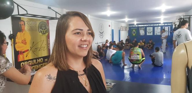 Um grupo de mais de 40 agentes penitenciários da Superintendência do Sistema Penitenciário do Estado (Susipe) participou, nesta quarta-feira (3), de uma oficina de defesa pessoal “Krav Maga”. A iniciativa é da Coordenadoria de Assistência e Valorização do Servidor (Cavs), com o objetivo de preparar os servidores para situações de crises nas unidades penais.
NA FOTO: THAIS SANTALICES


FOTO: ASCOM / SUSIPE
DATA: 03.04.2019
BELÉM - PARÁ <div class='credito_fotos'>Foto: ASCOM SUSIPE   |   <a href='/midias/2019/originais/025c26ef-4f89-4052-844f-ba81c64272a2.jpg' download><i class='fa-solid fa-download'></i> Download</a></div>