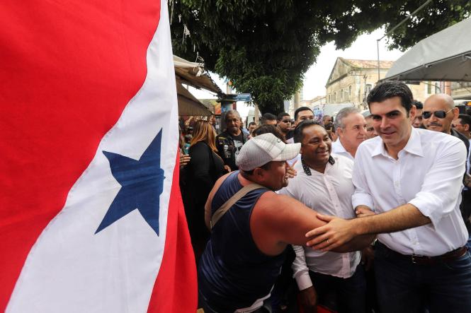 A maior feira a céu aberto da América Latina, o Ver-o-Peso, completa nesta quarta-feira (27), 392 anos. Por isso, hoje o complexo amanheceu diferente, além das barracas, dos cheiros, sabores, teve diversos serviços e música que foram oferecidos para os feirantes, frequentadores e turistas. Ação de Cidadania envolveu vários órgãos do Estado, e o governador Helder Barbalho esteve no local para homenagear os feirantes e a feira.

FOTO: MARCO SANTOS / AGÊNCIA PARÁ
DATA: 27.03.2019
BELÉM  - PA <div class='credito_fotos'>Foto: Marco Santos / Ag. Pará   |   <a href='/midias/2019/originais/0275662c-5867-4d10-bcbe-862d0794b2a9.jpg' download><i class='fa-solid fa-download'></i> Download</a></div>