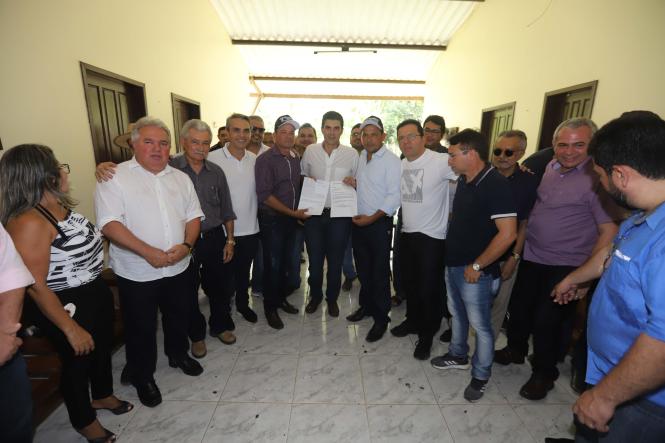 A obra do hospital de Mojuí dos Campos, município do oeste do Pará, que fica a 37 Km de Santarém, receberá os recursos financeiros e os equipamentos necessários para que seja concluída o mais breve possível. A garantia foi dada neste sábado (23), pelo governador Helder Barbalho, que visitou as instalações da unidade de saúde dentro da agenda do Governo Por Todo o Pará.

FOTO: MARCO SANTOS / AG. PARÁ
DATA: 23.03.2019
MOJUÍ DOS CAMPOS - PARÁ <div class='credito_fotos'>Foto: Marco Santos / Ag. Pará   |   <a href='/midias/2019/originais/028042c9-7a49-4937-bbce-682c5e3835f0.jpg' download><i class='fa-solid fa-download'></i> Download</a></div>