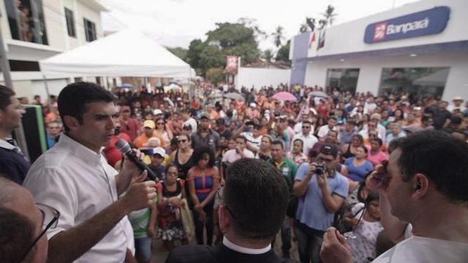 O governador Helder Barbalho e o vice-governador, Lúcio Vale, inauguraram neste sábado (23) a segunda agência do Banco do Estado do Pará (Banpará) em 80 dias de governo, dessa vez no município de Porto de Moz, no oeste paraense. 

FOTO: MARCO SANTOS / AG. PARÁ
DATA: 23.03.3029
PORTO DE MOZ - PARÁ <div class='credito_fotos'>Foto: Marco Santos / Ag. Pará   |   <a href='/midias/2019/originais/028ea2aa-7dd0-471e-87b7-c77f53ec829a.jpg' download><i class='fa-solid fa-download'></i> Download</a></div>