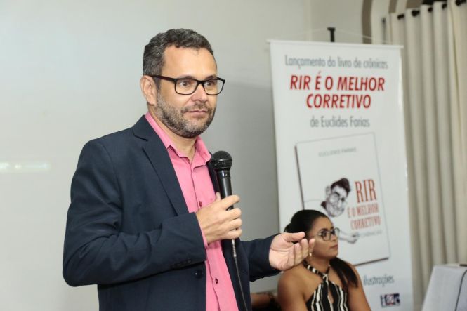 O lançamento do livro póstumo “Rir é o melhor corretivo”, do jornalista Euclides Farias, que morreu em agosto do ano passado prestes a completar 60 anos, movimentou a Casa da Linguagem, em Belém, na noite desta quarta-feira (8). A obra reúne 45 crônicas. O evento teve ainda um show de MPB com o percussionista Paulinho Assumpção e Banda, e a exposição das ilustrações da obra, de autoria do cartunista J. Bosco Azevedo, e de fotografias que Euclides Farias produziu por hobby.

FOTO: RICARDO AMANAJÁS / AGÊNCIA PARÁ
DATA: 09.05.2019
BELÉM - PARÁ <div class='credito_fotos'>Foto: Ricardo Amanajás / Ag. Pará   |   <a href='/midias/2019/originais/02b5c67e-5426-4f3b-ac4d-b2816cf806d3.jpg' download><i class='fa-solid fa-download'></i> Download</a></div>