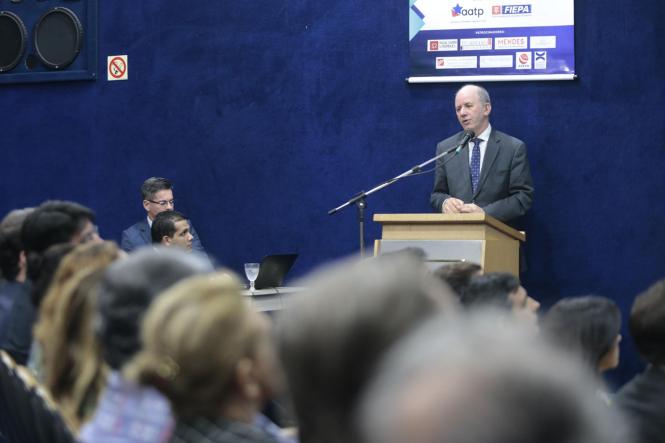 Simplificar a legislação tributária e facilitar o cumprimento das obrigações pelos contribuintes é uma das principais metas da Secretaria da Fazenda do Pará, afirmou o secretário da Fazenda, René Sousa Junior, em palestra realizada na Fiepa, atendendo a convite da Associação dos Advogados Tributaristas do Pará. No encontro, o secretário antecipou uma série de medidas que serão tomadas pela Fazenda Estadual para aperfeiçoar o processo administrativo tributário, atualizar a legislação e facilitar o acesso dos contribuintes às informações e serviços disponíveis.

FOTO: RICARDO AMANAJÁS / AGÊNCIA PARÁ
DATA: 28.03.2019
BELÉM - PA <div class='credito_fotos'>Foto: Ricardo Amanajás / Ag. Pará   |   <a href='/midias/2019/originais/02bef665-c8d0-47e9-bb53-be9fc7006f67.jpg' download><i class='fa-solid fa-download'></i> Download</a></div>