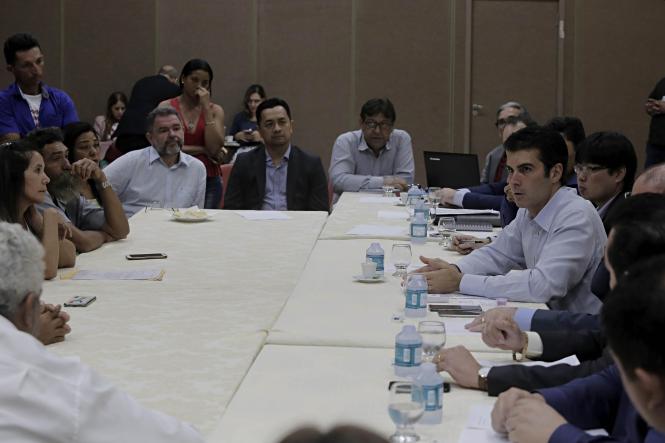 Dentro da agenda de trabalho “Governo por Todo o Pará”, o governador Helder Barbalho e a equipe de secretários de Estado prosseguiram, nesta quinta-feira (4), com os atendimentos individualizados aos prefeitos das regiões sul e sudeste do Pará, no Carajás Centro de Convenções, em Marabá. A cidade é a sede do programa que leva a administração estadual às diferentes regiões do território paraense até esta sexta-feira (5). Neste segundo dia de encontro, os gestores municipais manifestaram otimismo e certeza de dias melhores para a população do Estado.

FOTO: MARCO SANTOS /AG. PARA
DATA: 04.04.2019
MARABA - PARA <div class='credito_fotos'>Foto: Marco Santos / Ag. Pará   |   <a href='/midias/2019/originais/02c77801-65e7-4ec5-8c1e-bafb4d75b5e6.jpg' download><i class='fa-solid fa-download'></i> Download</a></div>