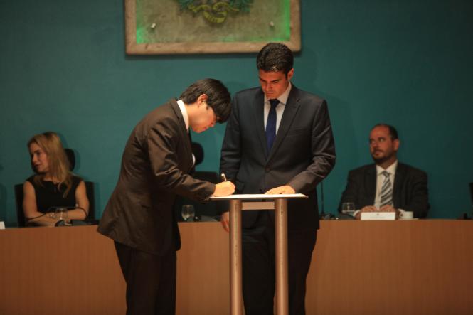 Na primeira manhã de trabalho do Governador Helder Barbalho, nesta quarta-feira (02), foi assinado ofício enviado ao Ministro da Justiça e Segurança Pública, Sérgio Fernando Moro, solicitando o emprego de 500 agentes da Força Nacional de Segurança Pública para imediato reforço do efetivo local e preservação da ordem pública. Helder ainda deu posse aos secretários, presidentes de instituições e diretores que fazem parte de sua equipe. Logo no inicio da manhã Helder Barbalho visitou as tropas da ação integrada da Secretaria de Estado de Segurança Pública (Segup) que leva o reforço da segurança para os bairros de Belém envolvendo cerca de 400 agentes. Durante a posse dos novos secretários (foto) o governador Helder Barbalho ressaltou a absoluta confiança nos nomeados cujas escolhas foram pautadas fundamentalmente por critérios técnicos e de acordo com a qualificação profissional de cada um deles. Para ele os critérios de escolha utilizados “permitirão um novo patamar de gestão ao Estado e que possamos o quanto antes fazer chegar à sociedade paraense as mudanças desejadas e reivindicadas por cada cidadão deste Estado”, comentou.

FOTO: CRISTINO MARTINS / AG. PARÁ
DATA: 02.01.2019
BELÉM - PARÁ <div class='credito_fotos'>Foto: Cristino Martins/Ag. Pará   |   <a href='/midias/2019/originais/02e3c2e0-fad5-405e-876c-674c0f0c3a95.jpg' download><i class='fa-solid fa-download'></i> Download</a></div>