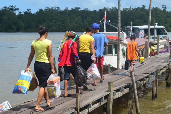 Alimentos não perecíveis, roupas, calçados, brinquedos e livros foram entregues (foto) a moradores ribeirinhos pela Secretaria de Estado de Segurança Pública e Defesa Social (Segup), por meio do Grupamento Fluvial (Gflu), e apoio do movimento de voluntários denominado Grupo de Coração. A entrega aconteceu na manhã desta sexta-feira, 4, partindo da sede do Grupamento até a ilha Urubuoca, localizada na frente do Distrito de Icoaraci. Cerca de 25 famílias se beneficiaram com a ação. Todas elas possuem crianças ou jovens inseridos no projeto social Ribeirinho da Paz, promovido há oito anos pelo Gflu em parceria com a Companhia Fluvial. 

FOTO: ELIELSON MODESTO / ASCOM SEGUP
DATA: 04.01.2019
ICOARACI - PARÁ <div class='credito_fotos'>Foto: Elielson Modesto / Ascom Segup   |   <a href='/midias/2019/originais/03021eef-6b69-4ba4-a7c5-62b492d85d99.jpg' download><i class='fa-solid fa-download'></i> Download</a></div>