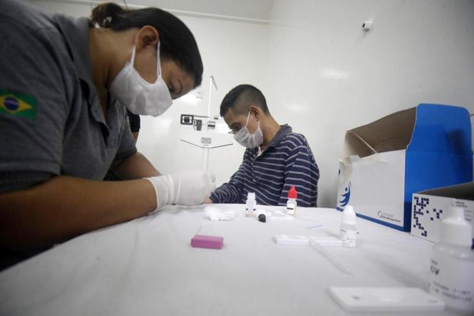 Na manhã desta quinta-feira (21), na Unidade Básica de Saúde do Complexo de Santa Izabel (Região Metropolitana de Belém), técnicos de enfermagem e enfermeiros das 10 unidades prisionais do Complexo participaram de um treinamento para construção do fluxo de entrada de presos portadores de Doenças Sexualmente Transmissíveis (DSTs), incluindo HIV. Esse fluxo facilita a logística e o deslocamento dos presos para receber o atendimento necessário. A equipe técnica da Superintendência do Sistema Penitenciário (Susipe) recebeu orientações sobre os procedimentos iniciais no atendimento aos internos diagnosticados com o vírus HIV.

FOTO: ASCOM / SUSIPE
DATA: 21.03.2019
BELÉM - PA <div class='credito_fotos'>Foto: ASCOM / SUSIPE   |   <a href='/midias/2019/originais/0316dc13-f2a6-40a3-83f5-f2421806f307.jpg' download><i class='fa-solid fa-download'></i> Download</a></div>