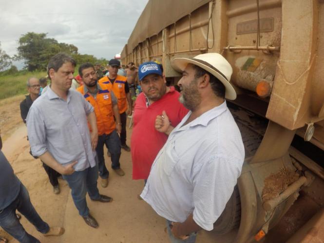 Uma comitiva do Governo do Pará vistoriou e percorreu, na quarta-feira (6), os pontos críticos da BR-163, entre Morais de Almeida e Novo Progresso, principalmente no trecho conhecido como Serra da Anita, onde vistoriaram as obras emergenciais realizadas no local. O objetivo é conseguir a liberação, o quanto antes, dos trechos congestionados após as fortes chuvas que ocorreram no local esta semana e deixaram a pista escorregadia e sem trafegabilidade.


FOTO: NAYAN GOMES / DIVULGAÇÃO
DATA: 07.03.2019
BELÉM - PARÁ <div class='credito_fotos'>Foto: Nayan Gomes / Divulgação   |   <a href='/midias/2019/originais/034d10b3-faad-4e10-bb2b-b9c9980dcf96.jpg' download><i class='fa-solid fa-download'></i> Download</a></div>