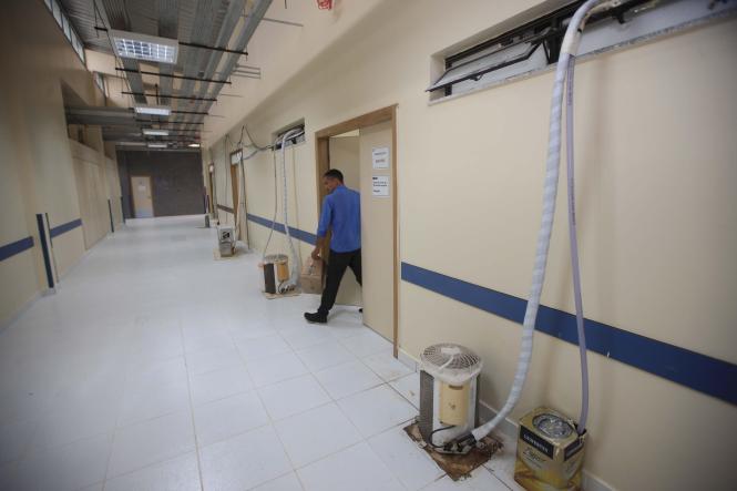 O Governador Helder barbalho realizou uma vistoria nas obras do Hospital Abelardo Santos (foto), em Icoaraci, na tarde desta quinta-feira (03). De acordo com Helder, após cinco anos de obras o que se constatou durante a visita é que há a necessidade de vários serviços que ainda precisam ser realizados. O Governador solicitou ainda à Auditoria Geral do Estado (AGE) uma revisão de mais de 170 milhões de reais em contratos que foram realizados para a construção do Hospítal. Segundo Helder Barbalho, pelo valor total dos contratos, o preço de construção de cada metro quadrado teria saído por mais de R$14,5 mil. “O metro quadrado mais caro do Brasil”, destacou Helder. Um segundo ponto que deve ser levado em conta, como explicou o governador à imprensa durante coletiva, é a contratação, por parte de governo anterior, de uma Organização Social (OS) para administrar o Abelardo Santos. “Esta OS já recebeu R$ 31 milhões de reais sem que o hospital esteja funcionando”. declarou o governador.

FOTO: THIAGO GOMES / AG. PARÁ
DATA: 03.01.2019
ICOARACI - PARÁ <div class='credito_fotos'>Foto: Thiago Gomes /Ag. Pará   |   <a href='/midias/2019/originais/035c819b-ed38-4f11-bc5b-33a473306661.jpg' download><i class='fa-solid fa-download'></i> Download</a></div>