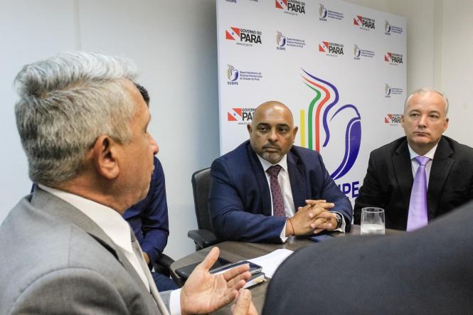 Uma reunião realizada na manhã desta quarta-feira (13), entre dirigentes da Superintendência do Sistema Penitenciário do Estado (Susipe) e representantes da Polícia Federal (PF), discutiu o planejamento para a implementação da coleta biométrica de presos no Pará. Mais de 19 mil presos no Pará devem ser inseridos em um banco de dados com as informações digitais.

FOTO: ASCOM / SUSIPE
DATA: 14.03.2019
BELÉM - PA <div class='credito_fotos'>Foto: ASCOM / SUSIPE   |   <a href='/midias/2019/originais/035df400-44cd-4a2d-a334-3298e2ccdba1.jpg' download><i class='fa-solid fa-download'></i> Download</a></div>