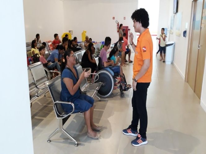 Dia 24 de abril é comemorado o Dia Nacional da Língua Brasileira de Sinais (Libras). Criado pela lei nº 10.436/2002, a data veio para eliminar barreiras e proporcionar maior inclusão na vida de todas as pessoas, especialmente, os deficientes auditivos, que atualmente somam 9,8 milhões de brasileiros, o que representa 5,2% da população. 
A usuária  Ivone Assunção de Andrade, com deficiência auditiva, faz parte da estatística de pessoas com surdez. NO CIIR, o auxiliar administrativo do Serviço de Atendimento ao Usuário (SAU), Ednelson da Silva Ladislau, facilita o atendimento em libras.

FOTO: ASCOM / CIIR
DATA: 25.04.2019
BELÉM - PARÁ <div class='credito_fotos'>Foto: ASCOM CIIR   |   <a href='/midias/2019/originais/037147a6-cf62-4c81-9d59-80b526445fa5.jpg' download><i class='fa-solid fa-download'></i> Download</a></div>