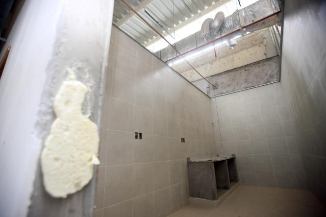 O Governador Helder barbalho realizou uma vistoria nas obras do Hospital Abelardo Santos (foto), em Icoaraci, na tarde desta quinta-feira (03). De acordo com Helder, após cinco anos de obras o que se constatou durante a visita é que há a necessidade de vários serviços que ainda precisam ser realizados. O Governador solicitou ainda à Auditoria Geral do Estado (AGE) uma revisão de mais de 170 milhões de reais em contratos que foram realizados para a construção do Hospítal. Segundo Helder Barbalho, pelo valor total dos contratos, o preço de construção de cada metro quadrado teria saído por mais de R$14,5 mil. “O metro quadrado mais caro do Brasil”, destacou Helder. Um segundo ponto que deve ser levado em conta, como explicou o governador à imprensa durante coletiva, é a contratação, por parte de governo anterior, de uma Organização Social (OS) para administrar o Abelardo Santos. “Esta OS já recebeu R$ 31 milhões de reais sem que o hospital esteja funcionando”. declarou o governador.

FOTO: THIAGO GOMES / AG. PARÁ
DATA: 03.01.2019
ICOARACI - PARÁ <div class='credito_fotos'>Foto: Thiago Gomes /Ag. Pará   |   <a href='/midias/2019/originais/0375830b-1e10-49ab-b1bc-4d61b5da4bcc.jpg' download><i class='fa-solid fa-download'></i> Download</a></div>