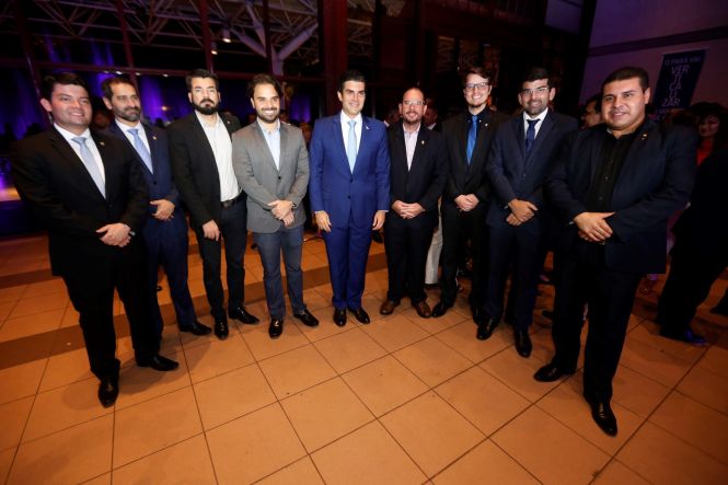 "Estamos abrindo uma janela que permite um horizonte de novos negócios para a atividade da mineração, absolutamente importante para o Estado", afirmou o governador Helder Barbalho, durante a assinatura do protocolo de intenções para implantação da primeira planta de verticalização de minério de ferro do Pará, no município de Marabá (região sudeste), na noite desta quinta-feira (23), no Teatro Maria Sylvia Nunes, na Estação das Docas, em Belém.

FOTO: MARCELO SEABRA / AGÊNCIA PARÁ
DATA: 23.05.2019
BELÉM - PARÁ <div class='credito_fotos'>Foto: Marcelo Seabra / Ag. Pará   |   <a href='/midias/2019/originais/03a15af8-75c9-4b00-89e5-b36ccb2550c8.jpg' download><i class='fa-solid fa-download'></i> Download</a></div>