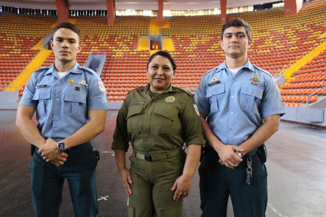 O Comando de Policiamento da Capital II e o 24º Batalhão realizaram nesta sexta-feira (3) a cerimônia de formatura do Programa Educacional de Resistência às Drogas e à Violência (Proerd). Concluíram o curso, 400 alunos da Escola Estadual de Ensino Fundamental Panorama XXI, situada no bairro da Cabanagem, em Belém. A solenidade foi realizada na Arena Guilherme Paraense, o Mangueirinho, com a presença de diversas autoridades civis e militares.

FOTO: ASCOM / POLÍCIA MILITAR
DATA: 03.05.2019
BELÉM - PARÁ <div class='credito_fotos'>Foto: Ascom / Policia Militar   |   <a href='/midias/2019/originais/03d22066-b9ef-41fe-a034-58ea1fdab79e.jpg' download><i class='fa-solid fa-download'></i> Download</a></div>