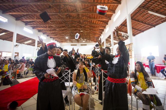 Cerimônia de outorga de grau aos 15 indígenas integrantes da primeira turma do povo Kayapo do curso de licenciatura intercultural indígena da Uepa, na manhã desta quinta-feira, 06, em São Félix do Xingu.



FOTO: NAILANA THIELY

DATA: 06.11.18

SÃO FÉLIX DO XINGU -PARÁ <div class='credito_fotos'>Foto: Naylana Thiely   |   <a href='/midias/2019/originais/03f2a2fb-79f2-4d3e-a969-14d957152b08.jpg' download><i class='fa-solid fa-download'></i> Download</a></div>