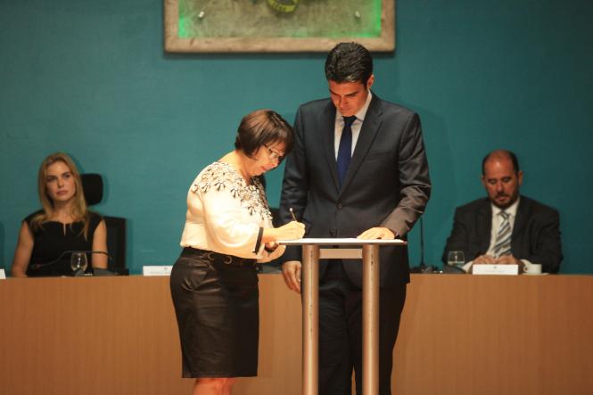 Na primeira manhã de trabalho do Governador Helder Barbalho, nesta quarta-feira (02), foi assinado ofício enviado ao Ministro da Justiça e Segurança Pública, Sérgio Fernando Moro, solicitando o emprego de 500 agentes da Força Nacional de Segurança Pública para imediato reforço do efetivo local e preservação da ordem pública. Helder ainda deu posse aos secretários, presidentes de instituições e diretores que fazem parte de sua equipe. Logo no inicio da manhã Helder Barbalho visitou as tropas da ação integrada da Secretaria de Estado de Segurança Pública (Segup) que leva o reforço da segurança para os bairros de Belém envolvendo cerca de 400 agentes. Durante a posse dos novos secretários (foto) o governador Helder Barbalho ressaltou a absoluta confiança nos nomeados cujas escolhas foram pautadas fundamentalmente por critérios técnicos e de acordo com a qualificação profissional de cada um deles. Para ele os critérios de escolha utilizados “permitirão um novo patamar de gestão ao Estado e que possamos o quanto antes fazer chegar à sociedade paraense as mudanças desejadas e reivindicadas por cada cidadão deste Estado”, comentou.

FOTO: CRISTINO MARTINS / AG. PARÁ
DATA: 02.01.2019
BELÉM - PARÁ <div class='credito_fotos'>Foto: Cristino Martins/Ag. Pará   |   <a href='/midias/2019/originais/03fd7855-fd3c-4e7e-9d11-e61cc56af37e.jpg' download><i class='fa-solid fa-download'></i> Download</a></div>