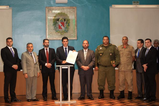 Por isso fiz questão de estae aqui como primeiro ato ao lado da tropa para demonstrar para a sociedade que esta causa, que é cara e sensível, que é promover a paz envolve e mobiliza a todo o governo, inclusive solicitando formalmente o pedido da força nacional”, ressaltou Helder (foto). 

FOTO: CRISTINO MARTINS / AG. PARÁ
DATA: 02.01.2018
BELÉM - PARÁ <div class='credito_fotos'>Foto: Cristino Martins/Ag. Pará   |   <a href='/midias/2019/originais/0412eb0d-4470-4cd1-a43b-2fde325115a6.jpg' download><i class='fa-solid fa-download'></i> Download</a></div>