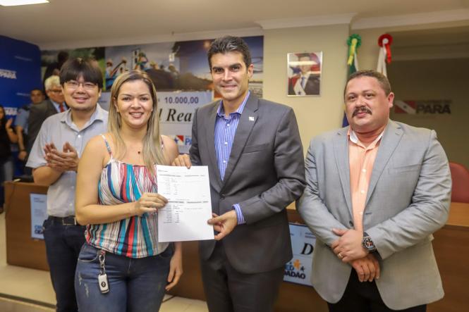 O governador do Estado, Helder Barbalho, entregou, na tarde desta terça-feira (16), no auditório da Casa Civil, em Belém, 53 microcréditos para mulheres empreendedoras ligadas a instituições como Associação dos Vendedores Artesanais de Açaí de Belém (Avabel) e Associação de Esposas e Familiares de Praças do Pará, um investimento de mais de R$ 268 mil do Governo do Estado, o que vai gerar mais de 100 postos de trabalho.

FOTO: MARCO SANTOS / AGÊNCIA PARÁ
DATA: 16.04.2019
BELÉM - PARÁ <div class='credito_fotos'>Foto: Marco Santos / Ag. Pará   |   <a href='/midias/2019/originais/04501cef-4c1d-4ddf-8e2c-b5a57331e75d.jpg' download><i class='fa-solid fa-download'></i> Download</a></div>