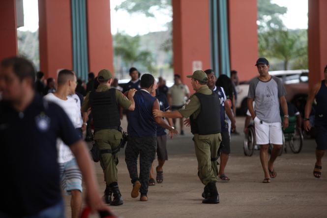 Tranquilidade e muita comemoração marcaram a reabertura do Estádio Estadual Jornalista Edgar Augusto Proença - Mangueirão na tarde deste domingo (3). A vitória do Remo contra o Tapajós, por 1x0, em jogo referente à primeira rodada do Parazão, foi acompanhada de perto por 19,2 mil torcedores, e dentre eles, muitas crianças acompanhadas pelos pais e familiares. 

FOTO: THIAGO GOMES/AG. PARÁ
DATA: 03.02.2019 
BELÉM - PARÁ <div class='credito_fotos'>Foto: Thiago Gomes /Ag. Pará   |   <a href='/midias/2019/originais/045de468-9a63-4d18-a0ac-e6a3d3102514.jpg' download><i class='fa-solid fa-download'></i> Download</a></div>