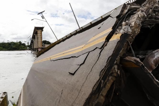 O governador Helder Barbalho e o vice-governador, Lúcio Vale, anunciaram, durante coletiva neste sábado (6), que o Estado não irá cessar as buscas pelas possíveis vítimas do acidente na ponte Rio Moju, a terceira da Alça Viária, até que elas sejam localizadas. Como medidas emergenciais para minimizar os impactos sofridos pela população, o chefe do Executivo estadual informou que serão construídas rampas, nos dois lados da ponte, para possibilitar o fluxo de balsas no local onde a a estrutura da ponte foi destruída após a colisão de uma balsa, na madrugada deste sábado (6). Serão recuperados ainda os portos do Arapari, em Barcarena, e o Porto Bannach, localizado na Avenida Bernardo Sayão, no bairro do Guamá, em Belém.

FOTO: WAGNER SANTANA / AGÊNCIA PARÁ
DATA: 06.04.2019
MOJU - PA <div class='credito_fotos'>Foto: Wagner Santana / Ag. Pará   |   <a href='/midias/2019/originais/0485f34b-1477-4198-a91d-3881917dbdc3.jpg' download><i class='fa-solid fa-download'></i> Download</a></div>