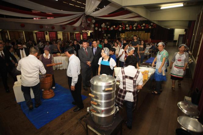 A comunidade nipo-brasileira do Pará comemorou a entrada de 2019 no auditório da Associação Pan-Amazônia Nipo-Brasileira, no domingo (6), em Belém. O evento deu início às homenagens aos 90 anos da imigração japonesa na Amazônia e contou com a presença do Governo do Estado. O chefe de gabinete, Luiziel Guedes, esteve representando o governador Helder Barbalho.

FOTO: CARLOS SODRÉ / AG. PARÁ
DATA: 06.01.2019
BELÉM - PARÁ <div class='credito_fotos'>Foto: CARLOS SODRÉ / AG. PARÁ    |   <a href='/midias/2019/originais/04cce580-07f8-4d26-906e-37dd4625c4b8.jpg' download><i class='fa-solid fa-download'></i> Download</a></div>