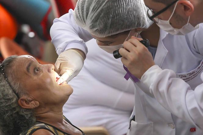 A Secretária de Saúde do Estado do Pará realizou, na manhã deste sábado (16), um evento voltado à comunidade do bairro da Terra Firme, em Belém. A ação social fez parte da programação da campanha Março Lilás, promovida pela Sespa durante este mês, no intuito de conscientizar mulheres sobre a prevenção do câncer de colo de útero.

FOTO: WAGNER SANTANA / AGÊNCIA PARÁ
DATA: 16.03.2019
BELÉM - PA
 <div class='credito_fotos'>Foto: Wagner Santana / Ag. Pará   |   <a href='/midias/2019/originais/04cd79dd-427a-408a-9832-6a383e9e3ecb.jpg' download><i class='fa-solid fa-download'></i> Download</a></div>