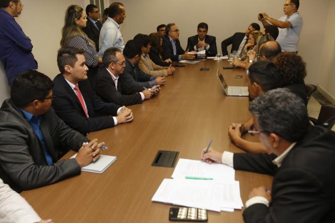 O governador Helder Barbalho recebeu, no início da noite desta quinta-feira (11), no Palácio do Governo, em Belém, uma comissão formada por deputados federais, estaduais, vereadores e representantes do município de Marituba (Região Metropolitana de Belém), para discutir a situação do aterro sanitário localizado no município. Atualmente, o aterro recebe resíduos sólidos de Marituba, Belém e Ananindeua, e já teve seu fechamento anunciado para o próximo mês de maio.

FOTO: MARCELO SEABRA / AGÊNCIA PARÁ
DATA: 12.04.2019
BELÉM - PARÁ <div class='credito_fotos'>Foto: Marcelo Seabra / Ag. Pará   |   <a href='/midias/2019/originais/05033f08-13d3-4405-8285-964a992fa9dd.jpg' download><i class='fa-solid fa-download'></i> Download</a></div>