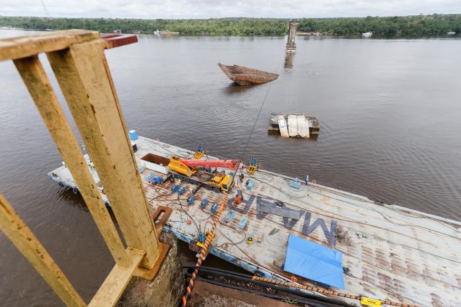 Duas equipes de mergulhadores iniciaram o trabalho de amarração dos destroços da ponte Rio Moju nesta terça-feira (30). Eles farão a amarração de 24 cabos de aço aos escombros da balsa e da estrutura que desabou para que, assim, seja feita a movimentação do tabuleiro, que mede de 80 metros e pesa 850 toneladas. Toda a ação é acompanhada pela Secretaria de Estado de Transportes (Setran).

FOTO: FERNANDO ARAÚJO / AGÊNCIA PARÁ
DATA: 30.04.2019
BELÉM - PARÁ <div class='credito_fotos'>Foto: Fernando Araújo/Ag. Pará   |   <a href='/midias/2019/originais/051ecc95-3d09-48dd-ba99-90a02a496713.jpg' download><i class='fa-solid fa-download'></i> Download</a></div>