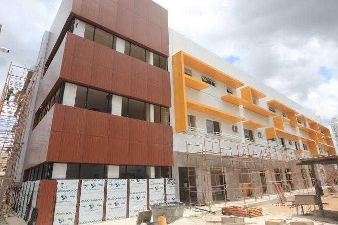 Atendendo a pedidos da comunidade da região dos Caetés, o Governo do Pará segue trabalhando para readaptar o Hospital Regional, em Capanema, para o atendimento de especialidades deixadas de fora do projeto da gestão passada, que entregou o local inacabado para a população, no final de 2018.

FOTO: SIDNEY OLIVEIRA / ARQUIVO AG. PARÁ
DATA: 08.04.2019
CAPANEMA - PARÁ <div class='credito_fotos'>Foto: SIDNEY OLIVEIRA / ARQUIVO AG. PARÁ   |   <a href='/midias/2019/originais/0524721d-9513-48c6-8f22-f4cf6f1ce121.jpg' download><i class='fa-solid fa-download'></i> Download</a></div>