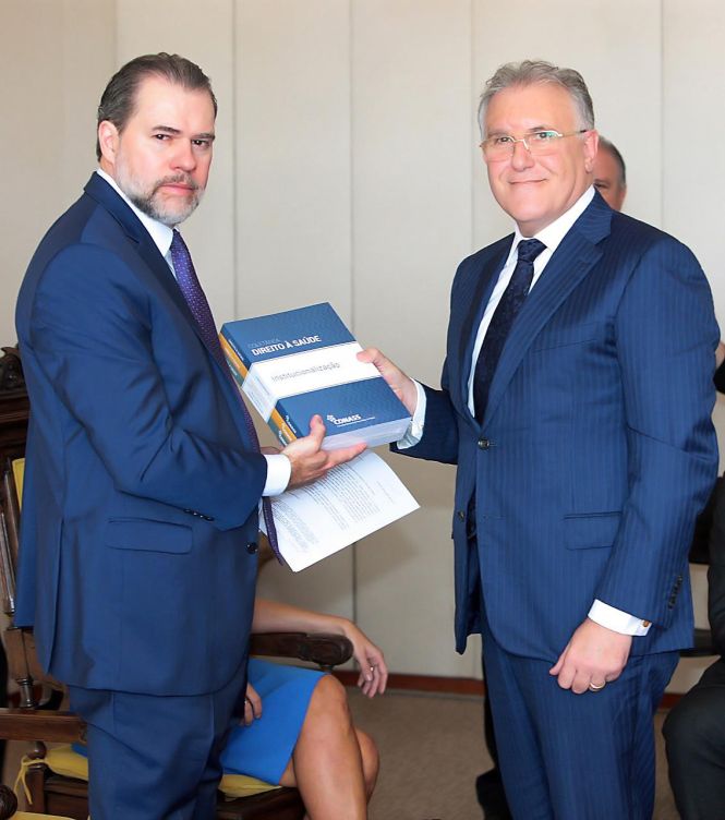 O secretário de Estado da Saúde do Pará e presidente do Conselho Nacional de Secretários de Saúde (Conass), Alberto Beltrame, entregou, nesta quinta-feira (11), ao presidente do Supremo Tribunal Federal, ministro Dias Toffoli, documento com o posicionamento dos gestores estaduais de saúde acerca do julgamento de Recursos Extraordinários referentes a medicamentos de alto custo, solidariedade entre os entes, e medicamentos sem registro na Anvisa. Também estava na pauta a proposta de súmula vinculante (conjunto de decisões de um Tribunal Superior relativas a casos que tratam de temas parecidos e que são julgados de maneira semelhante), relativa ao bloqueio judicial de valores.

FOTO: Carlos Moura e Nelson Jr/ SCO/STF
DATA: 09.05.2019
BRASÍLIA - DF <div class='credito_fotos'>Foto: Carlos Moura e Nelson Jr/ SCO/STF   |   <a href='/midias/2019/originais/0554f434-4602-4d9d-90e0-03294750d188.jpg' download><i class='fa-solid fa-download'></i> Download</a></div>