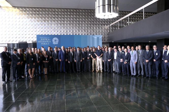 O município de Ananindeua, na região metropolitana de Belém, foi um dos cinco selecionados no Brasil para receber a implementação de um projeto piloto, realizado pelo Ministério da Justiça, na área da segurança pública e promoção social. O anúncio foi feito, na manhã desta quarta-feira (15), pelo governador Helder Barbalho, durante o lançamento do Programa Nacional de Enfrentamento à Criminalidade Violenta que acontece em Brasília (DF).

FOTO: JAILSON SAM / DIVULGAÇÃO
DATA: 15.05.2019
BRASÍLIA - DF <div class='credito_fotos'>Foto: Jailson Sam / Divulgação   |   <a href='/midias/2019/originais/05b3d1bd-8efe-4eaa-886d-4a1975c0f433.jpg' download><i class='fa-solid fa-download'></i> Download</a></div>