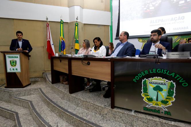 Como parte das ações do programa Governo por todo o Pará, o governador Helder Barbalho participou na noite desta quinta-feira (4) da sessão especial promovida pela Assembleia Legislativa do Pará (Alepa), na Câmara Municipal de Marabá, onde a gestão administrativa do governo está instalada desde a última terça-feira (2). Ele ressaltou a importância da presença significativa do parlamento estadual em Marabá na busca por soluções para os problemas do sul e sudeste paraense. Dos 41 deputados estaduais, 36 participam da ação no município.

FOTO: MARCELO SEABRA/ AGENCIA PARA
DATA: 04.04.2019
MARABA - PARA <div class='credito_fotos'>Foto: Marcelo Seabra / Ag. Pará   |   <a href='/midias/2019/originais/05c429c8-9ff0-4023-8ea5-b0b84c1130ac.jpg' download><i class='fa-solid fa-download'></i> Download</a></div>