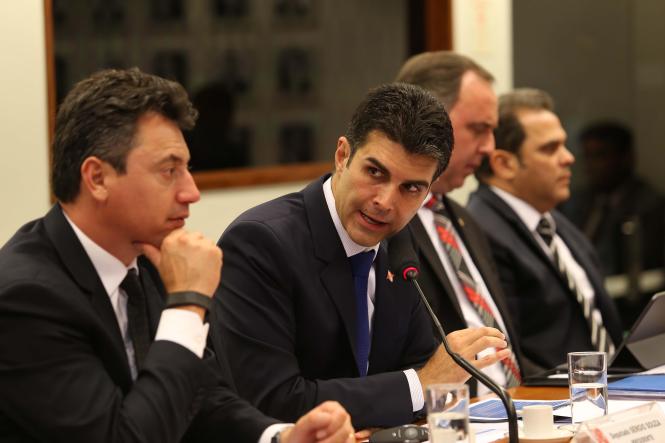 Em Brasília (DF) para cumprir extensa agenda de trabalho com representantes do Governo Federal, o governador do Pará, Helder Barbalho, voltou a insistir na urgência de uma definição sobre a regulamentação das compensações para as perdas causadas pela Lei Kandir. 

FOTO: JAILSON SAM / DIVULGAÇÃO
DATA: 09.04.2019
BRASÍLIA - DF <div class='credito_fotos'>Foto: Jailson Sam / Divulgação   |   <a href='/midias/2019/originais/05d3fbca-095d-41f7-87bd-b817bde1db81.jpg' download><i class='fa-solid fa-download'></i> Download</a></div>