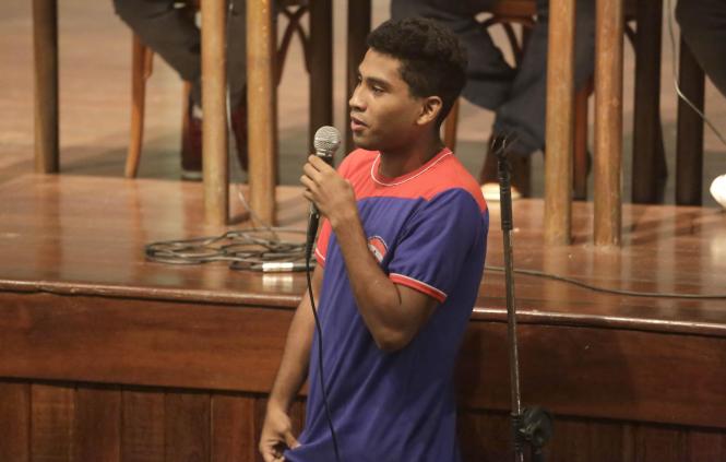 "Transformar a leitura em patrimônio de família" é o desejo do professor Raimundo de Oliveira, 51 anos, compartilhado por estudantes, representantes de bibliotecas comunitárias, escritores, livreiros e poetas, que participaram da Escuta da Setorial do Livro, Leitura e Literatura, uma ação do Governo do Pará, realizada pela Secretaria de Estado de Cultura (Secult), em parceria com a Fundação Cultural do Pará (FCP).

FOTO MARIO QUADROS / ASCOM SECULT
DATA 03.04.2019
BELEM - PARA <div class='credito_fotos'>Foto: MARIO QUADROS / ASCOM SECULT   |   <a href='/midias/2019/originais/05ee9da3-708a-49e4-b76e-5fb09147c0a2.jpg' download><i class='fa-solid fa-download'></i> Download</a></div>