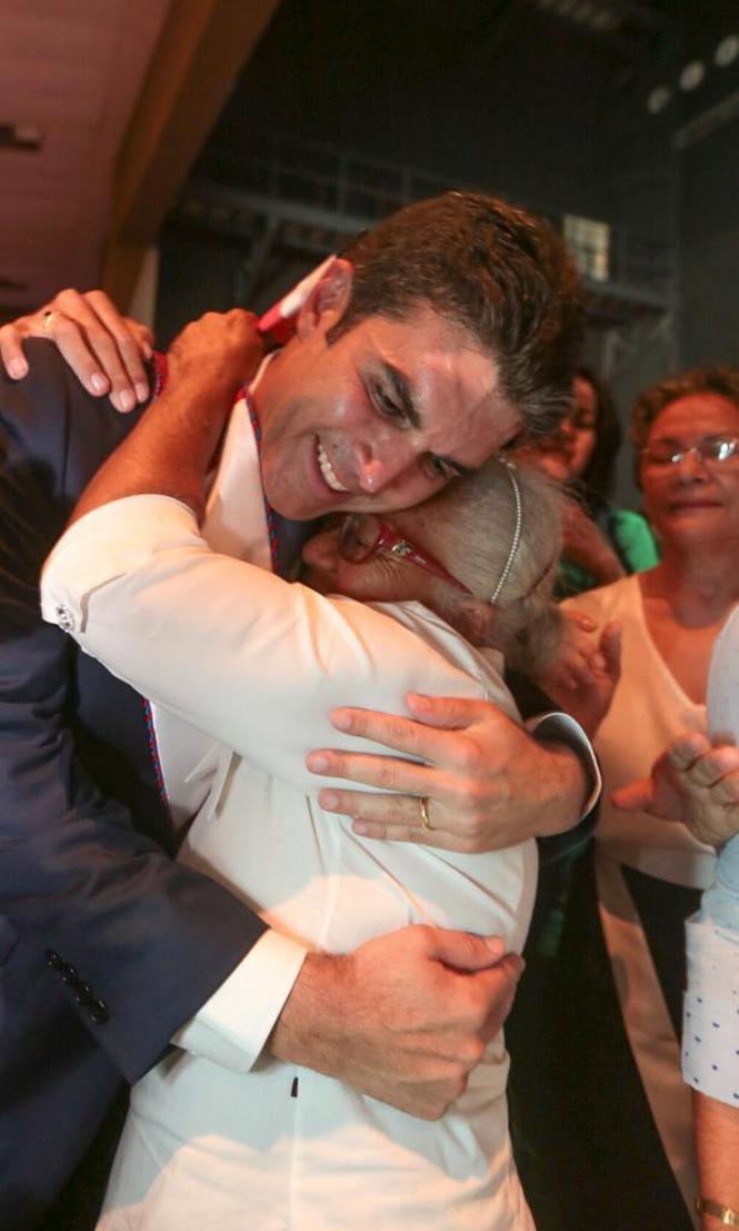 O novo Governador do Pará, Helder Barbalho (foto), participou na tarde desta terça-feira, 1° de janeiro, de ato solene na cidades de Marabá, marcando o início da sua gestão à frente do Estado do Pará.

FOTO: MARCO SANTOS
DATA: 01.01.2019
MARABÁ - PARÁ <div class='credito_fotos'>Foto: MARCO SANTOS   |   <a href='/midias/2019/originais/060b428b-1695-403d-87ae-24e90365ae8b.jpg' download><i class='fa-solid fa-download'></i> Download</a></div>