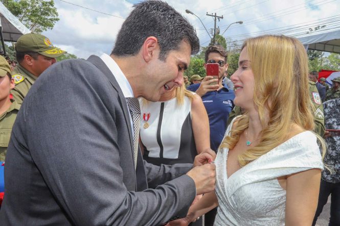 O patrono das Polícias Militares do Brasil, o alferes Joaquim José da Silva Xavier, o Tiradentes, foi homenageado na manhã desta segunda-feira (22), em Belém, em solenidade realizada na sede do Comando-Geral da Polícia Militar, localizado na Rodovia Augusto Montenegro. Presidindo a cerimônia, o governador do Estado, Helder Zaluth Barbalho, parabenizou os 569 policiais militares promovidos em 21 de Abril, e ressaltou os números alcançados nos três primeiros meses do ano, destacando como fator decisivo o esforço dos policiais militares e dos demais órgãos que integram o Sistema de Segurança Pública do Estado.

FOTO: MARCO SANTOS / AGÊNCIA PARÁ
DATA: 22.04.2019
BELÉM - PARÁ <div class='credito_fotos'>Foto: Marco Santos / Ag. Pará   |   <a href='/midias/2019/originais/061bec1c-10f6-475c-9ae3-7bbedae77655.jpg' download><i class='fa-solid fa-download'></i> Download</a></div>